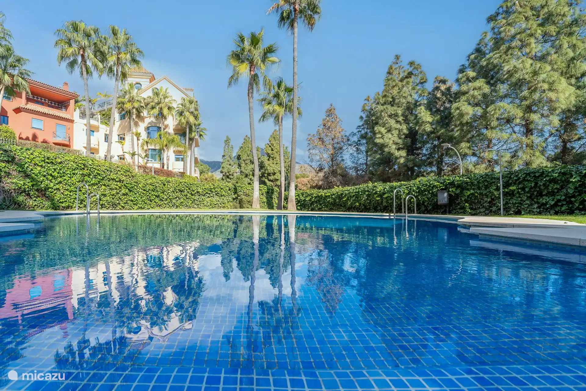 Außenbereich mit Swimmingpool.