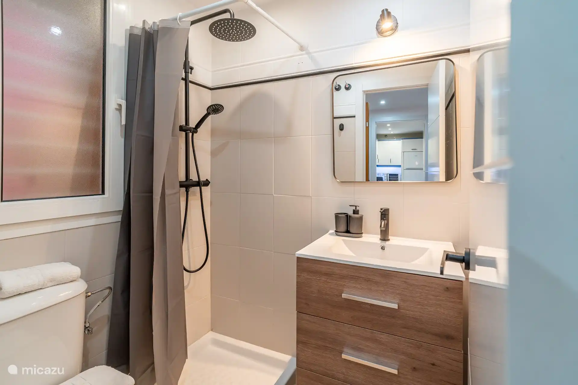 Zweites Badezimmer mit Dusche.