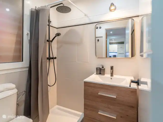 Casa Vela en España, Costa del Sol, Benalmádena - apartamento Segundo baño con ducha.