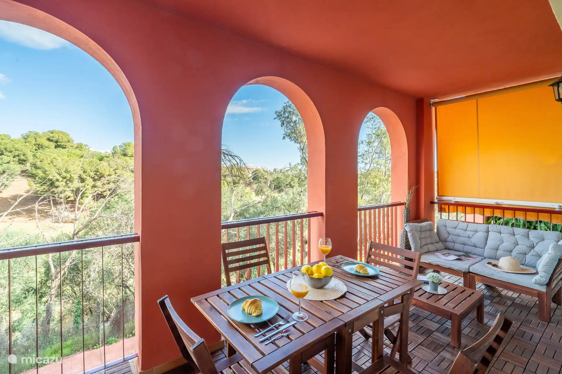 Sehr private Terrasse mit herrlicher Aussicht.