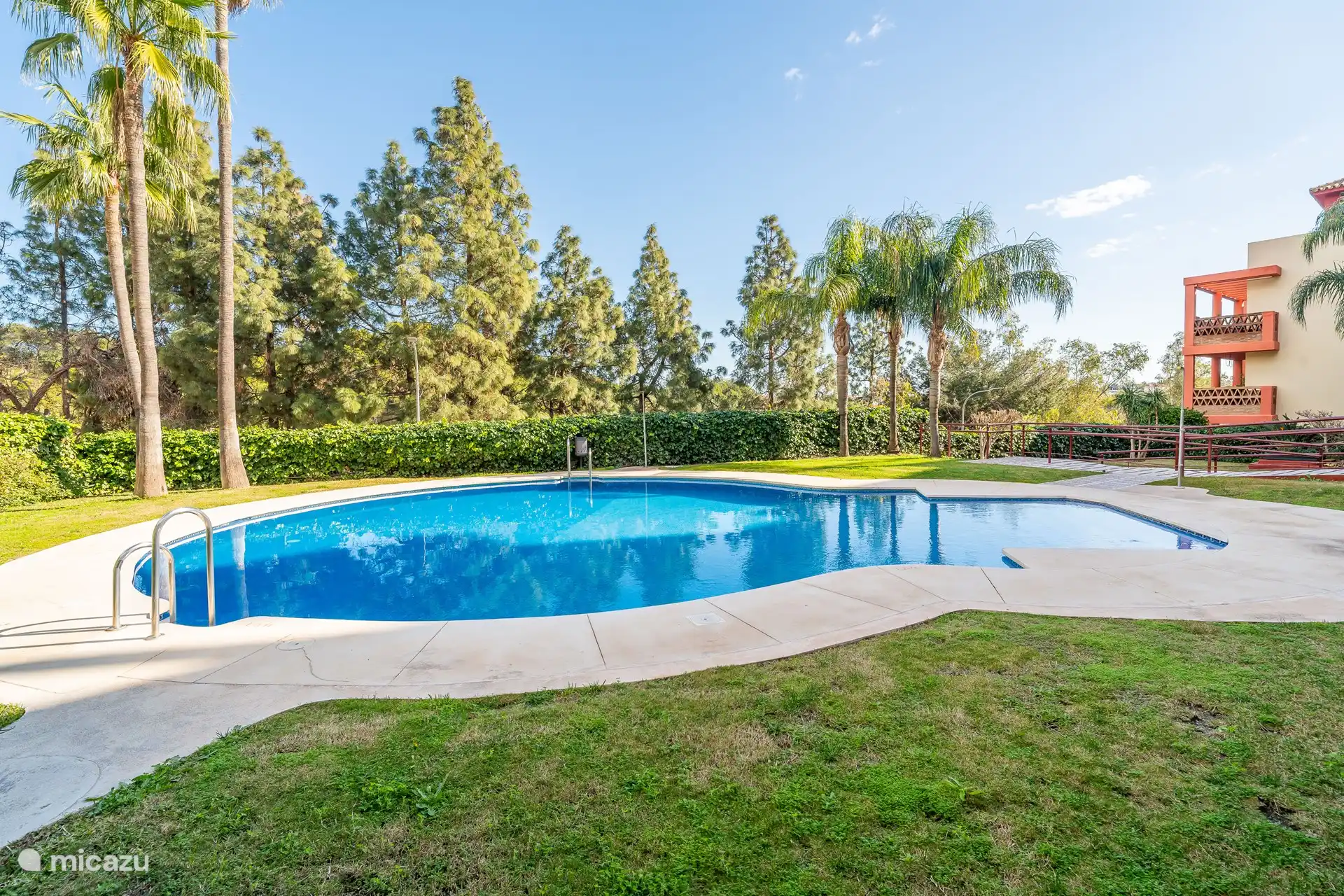 Schwimmbad in dieser ruhigen Urbanisation. 