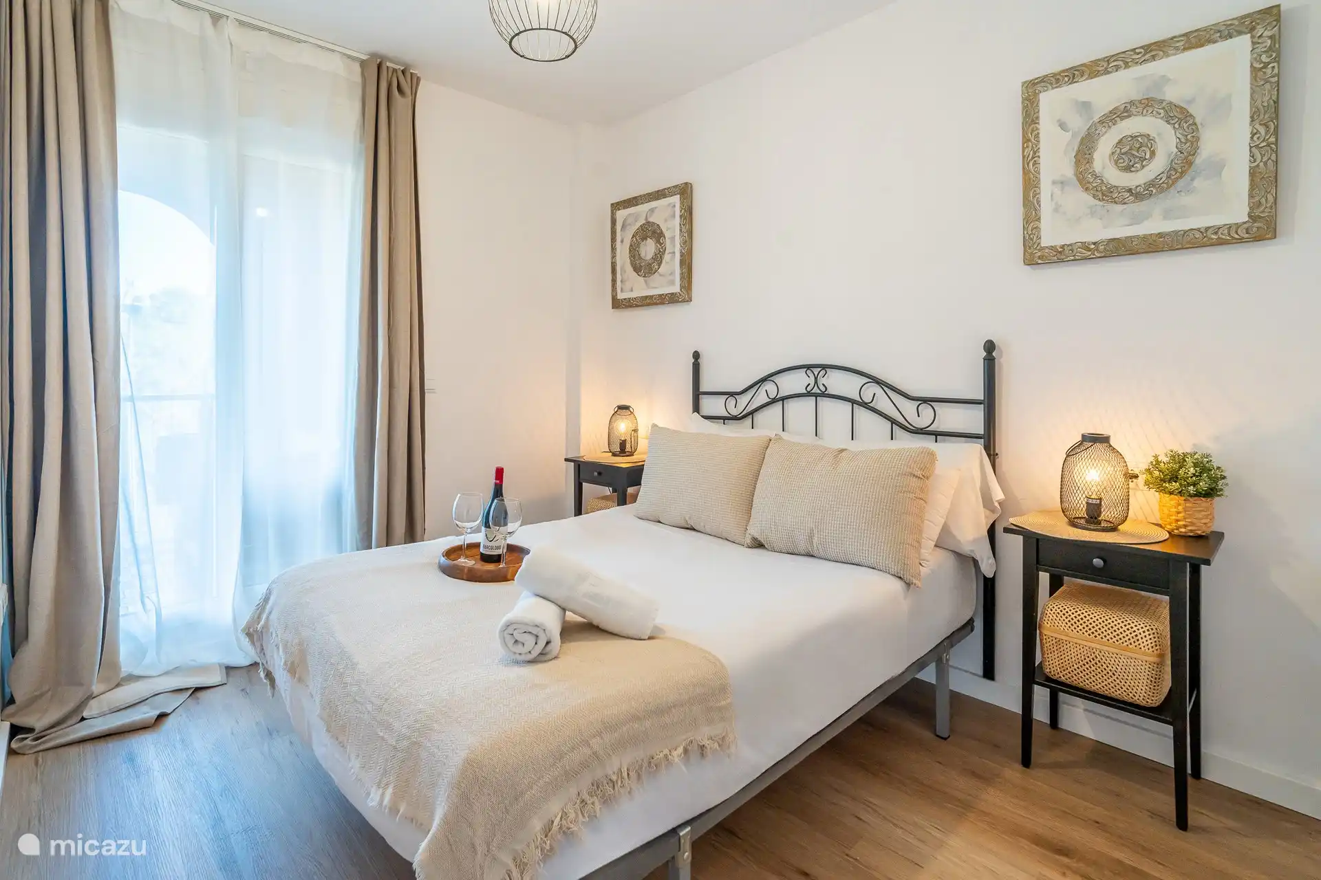 Erstes Schlafzimmer mit Tür, die direkt auf die Terrasse führt.