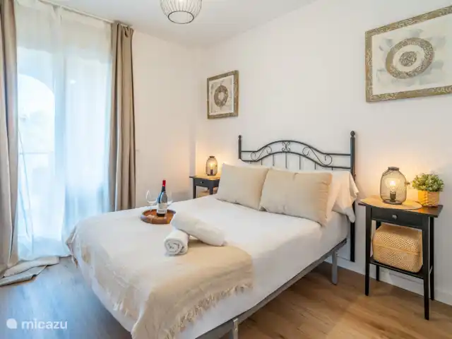 Casa Vela en España, Costa del Sol, Benalmádena - apartamento Primer dormitorio con puerta que da directamente a la terraza.