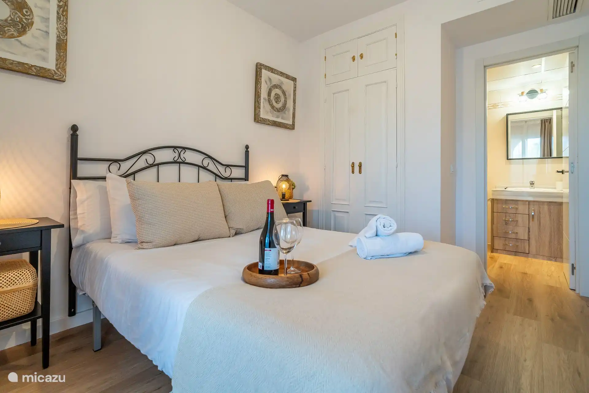 Schlafzimmer mit eigenem Bad. 