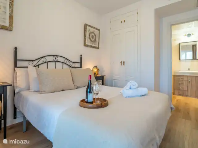 Casa Vela en España, Costa del Sol, Benalmádena - apartamento Dormitorio con baño privado.