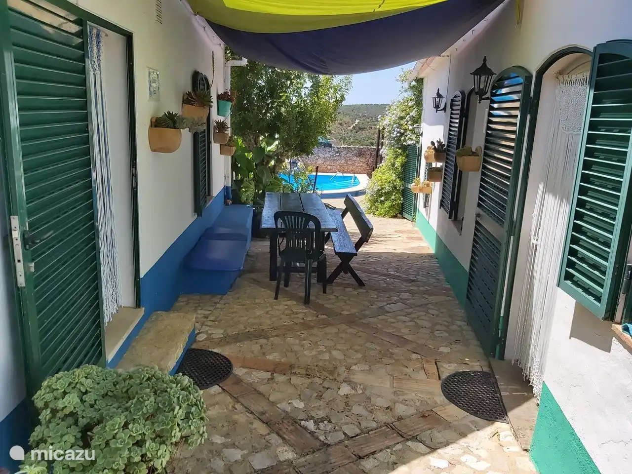 Mesa grande para 10 personas.