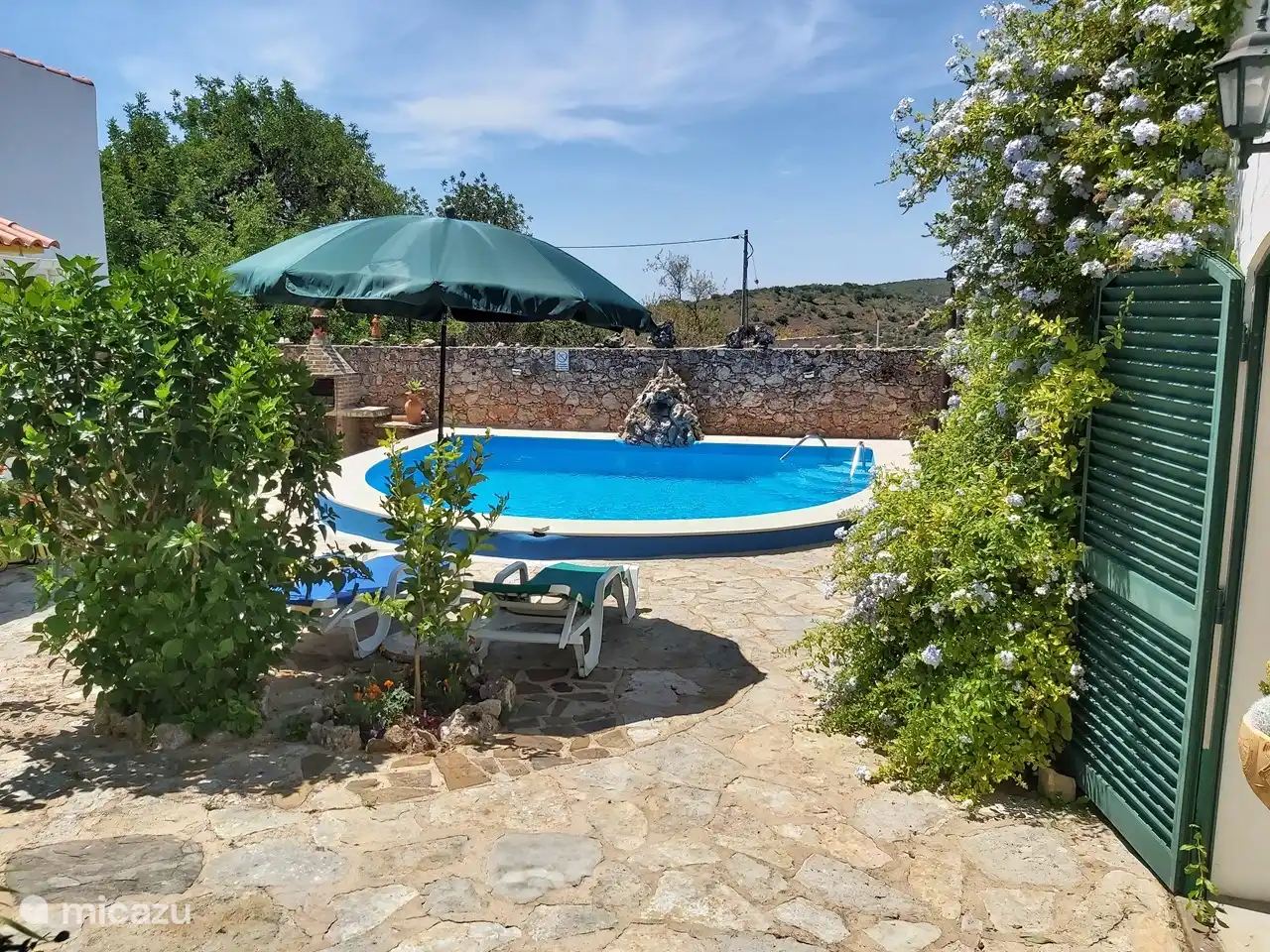 Piscina y patio