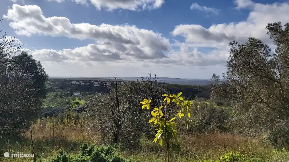 Vista desde el aparcamiento, el mar a lo lejos.