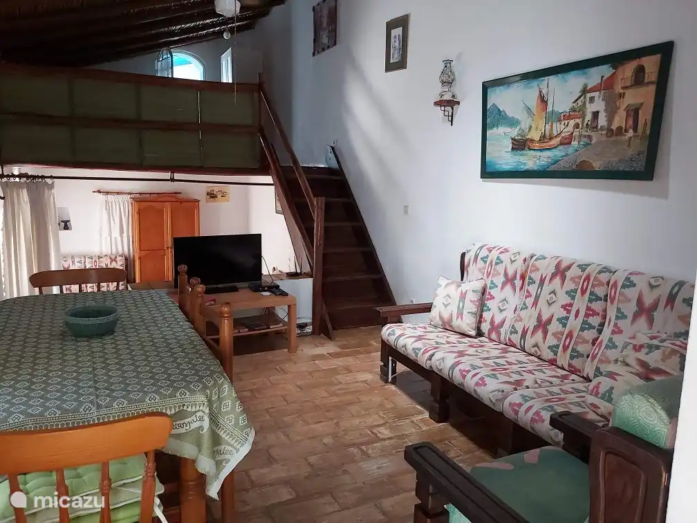 Sala de estar y escaleras al entresuelo.