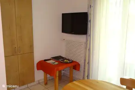 Vakantiehuis Zwitserland, Wallis, Saas-Fee appartement Huis Holiday Keuken. Vanuit de keuken een klein terassje naar buiten