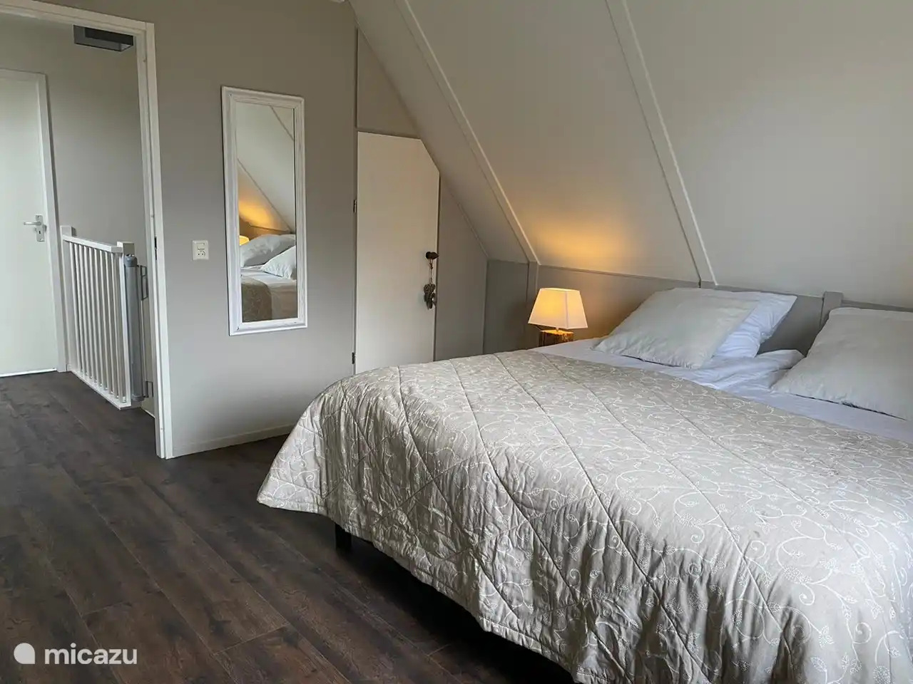 Las vacaciones también significan una buena noche de sueño. El amplio dormitorio de la planta superior está equipado con camas con somier y topper para una buena noche de sueño. 