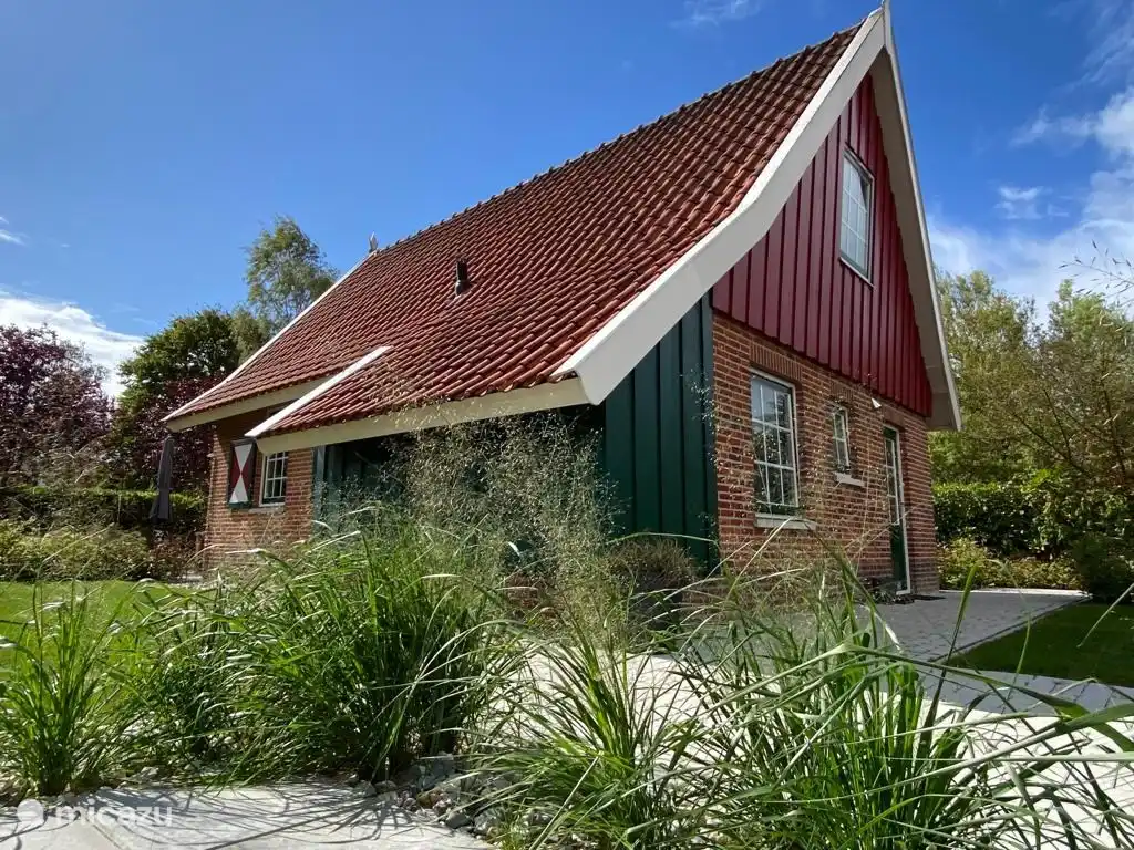 La casa se encuentra en el centro de la parcela. Jardín por todos lados, por lo que siempre hay sol o sombra en el jardín. 