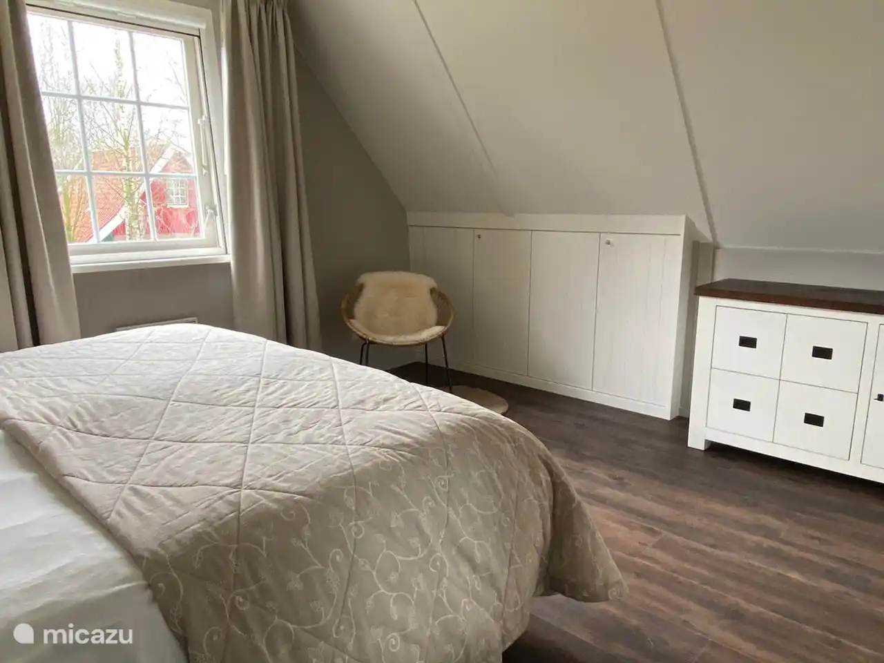 El amplio dormitorio de la planta superior tiene camas con somier y sobremesa.