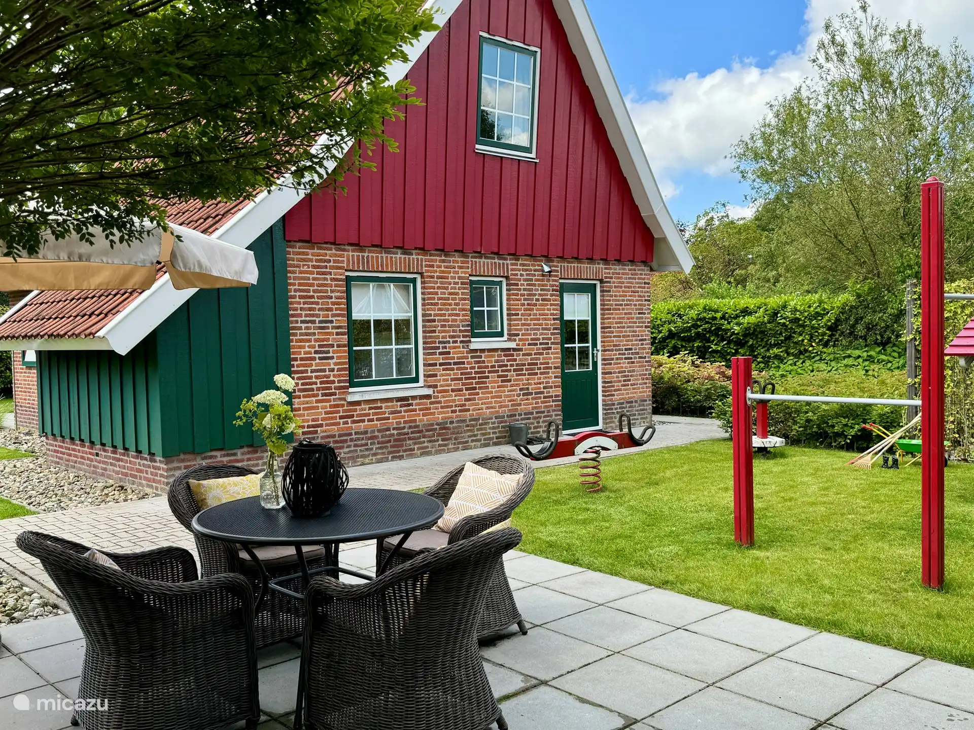 El jardín está totalmente vallado y en la terraza de la parte delantera hay varios juegos infantiles en su propio jardín. Así que disfrútalo tanto para jóvenes como para mayores. 