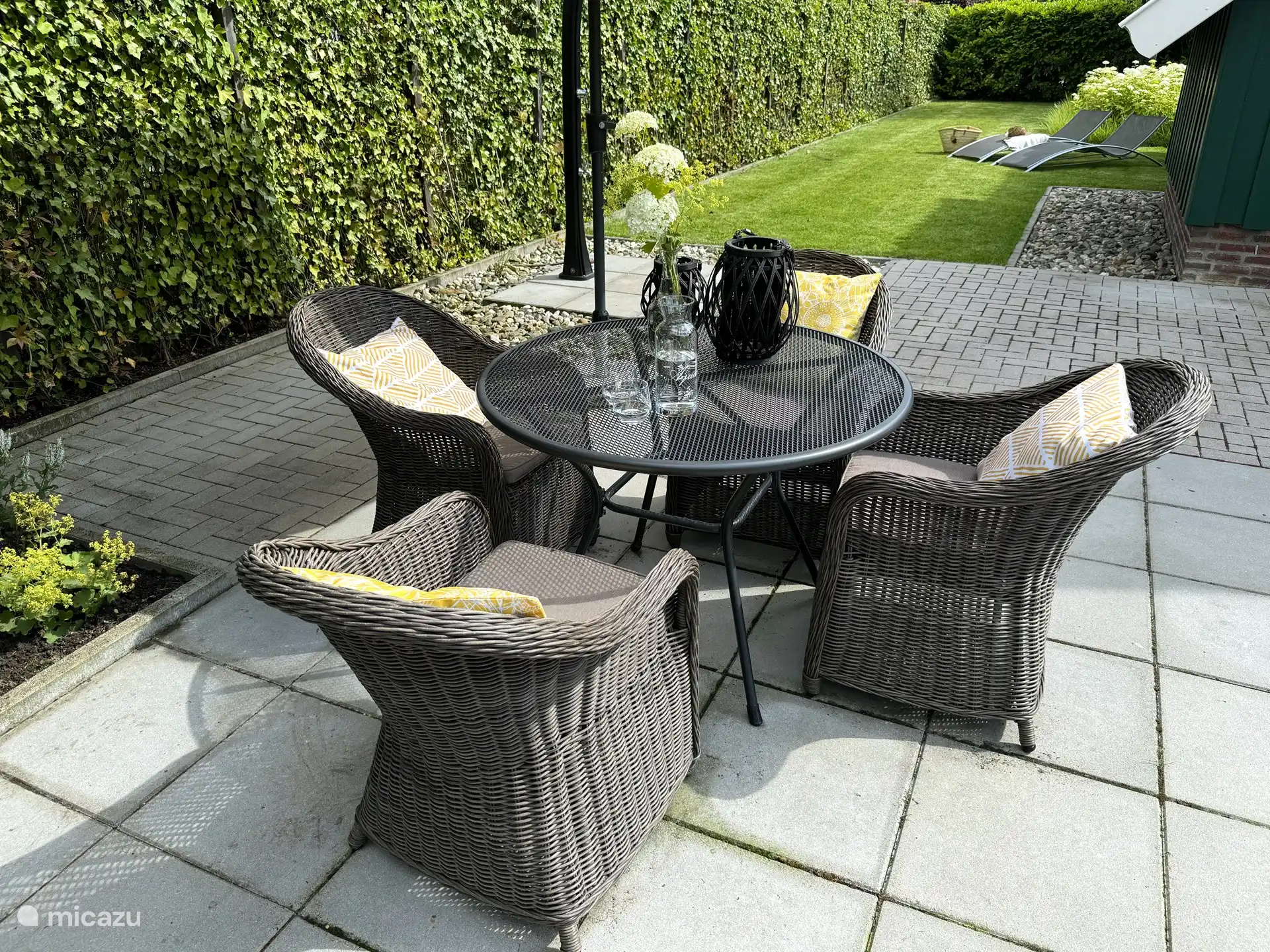 ¿Disfrutar de la sombra o ver jugar a los niños? La terraza en la parte delantera también es un gran lugar para estar. 