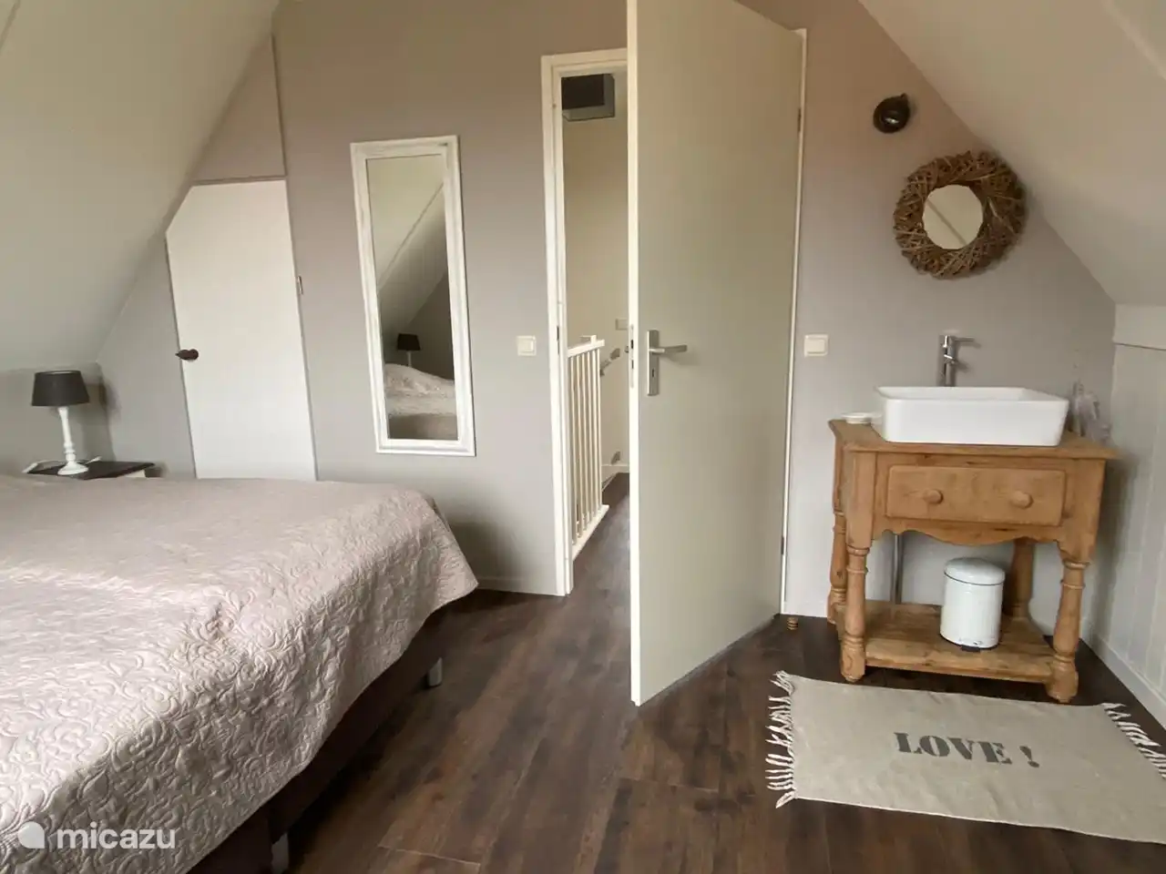 Se ha colocado un lavabo adicional en uno de los dormitorios de la planta superior. 