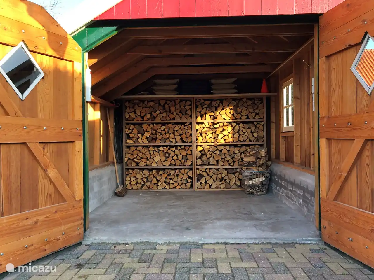 Hay una plaza de aparcamiento privada en la casa, donde se pueden aparcar fácilmente dos coches. Puedes guardar tus bicicletas en el granero y hay un punto de carga para bicicletas eléctricas.