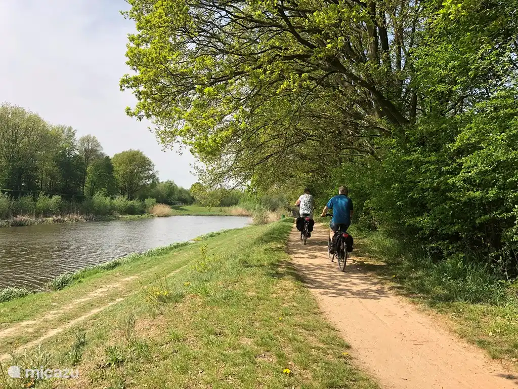 La salida 33 está al lado del parque. Hay varias rutas en bicicleta y a pie que parten de la casa. Los ciclistas de montaña y los ciclistas también pueden darse un capricho aquí.