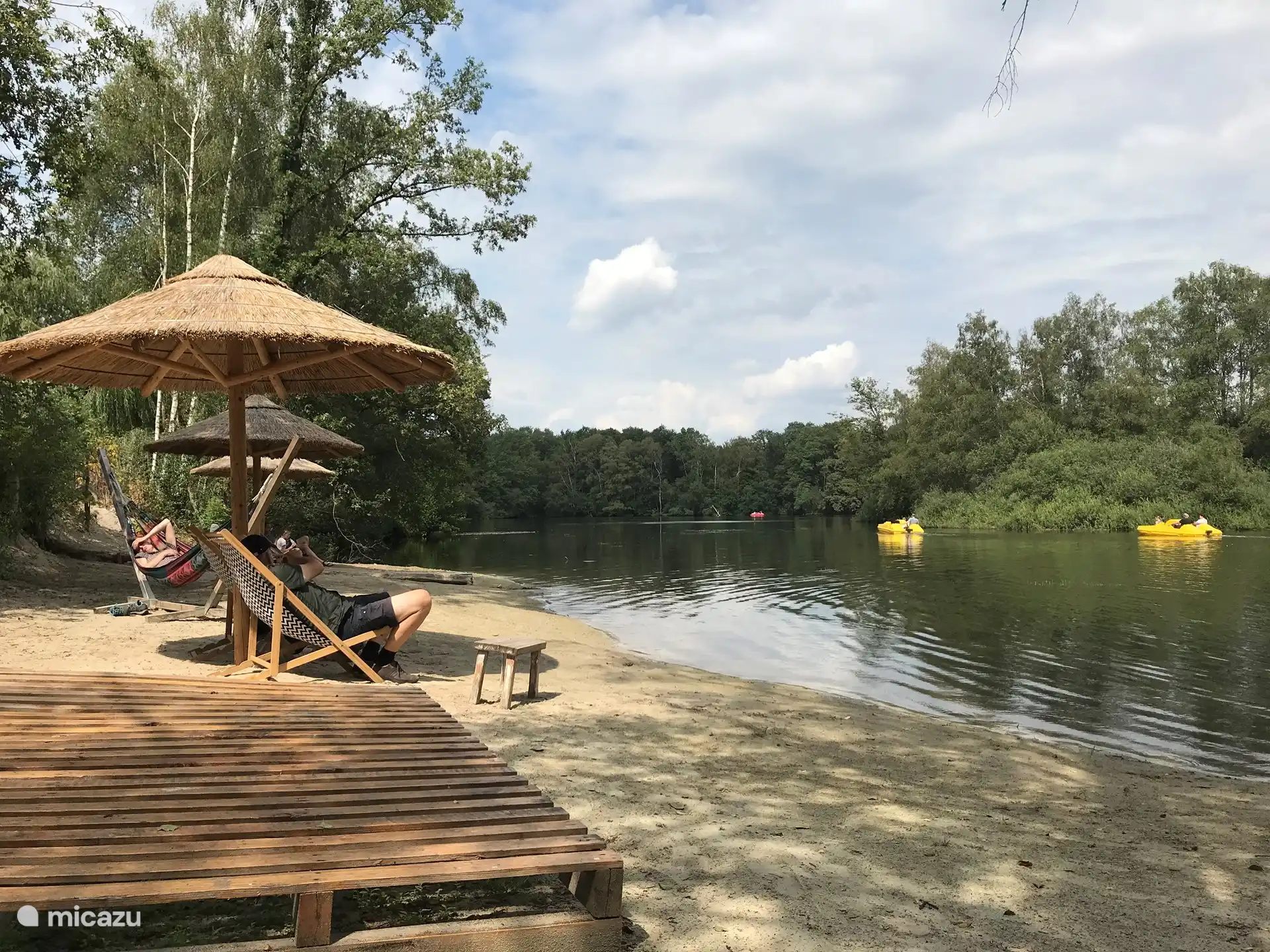 En el parque natural de Leemputten y sus alrededores, la relajación y la diversión son fundamentales. Da un paseo por la zona franco. Descubra la reserva natural rica en animales en bote a pedales o vaya a pescar (carpas). Ven a disfrutar de la terraza o de la playa mientras los niños juegan en el parque infantil.