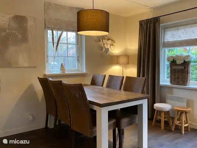 Lieve Lievelde en Países Bajos, Güeldres, Lievelde - casa vacacional En el comedor de seis plazas se puede cenar durante horas o jugar a un juego de mesa juntos. Hay varios juegos de mesa en el armario.