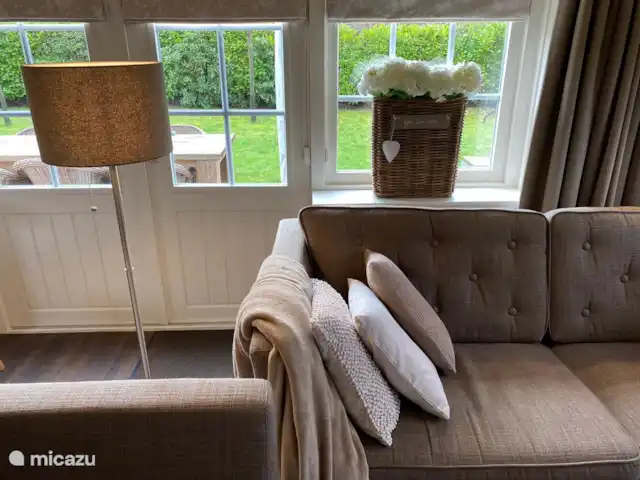 Lieve Lievelde en Países Bajos, Güeldres, Lievelde - casa vacacional La zona de estar consta de un cómodo sofá de 3 plazas y un sofá de dos plazas.