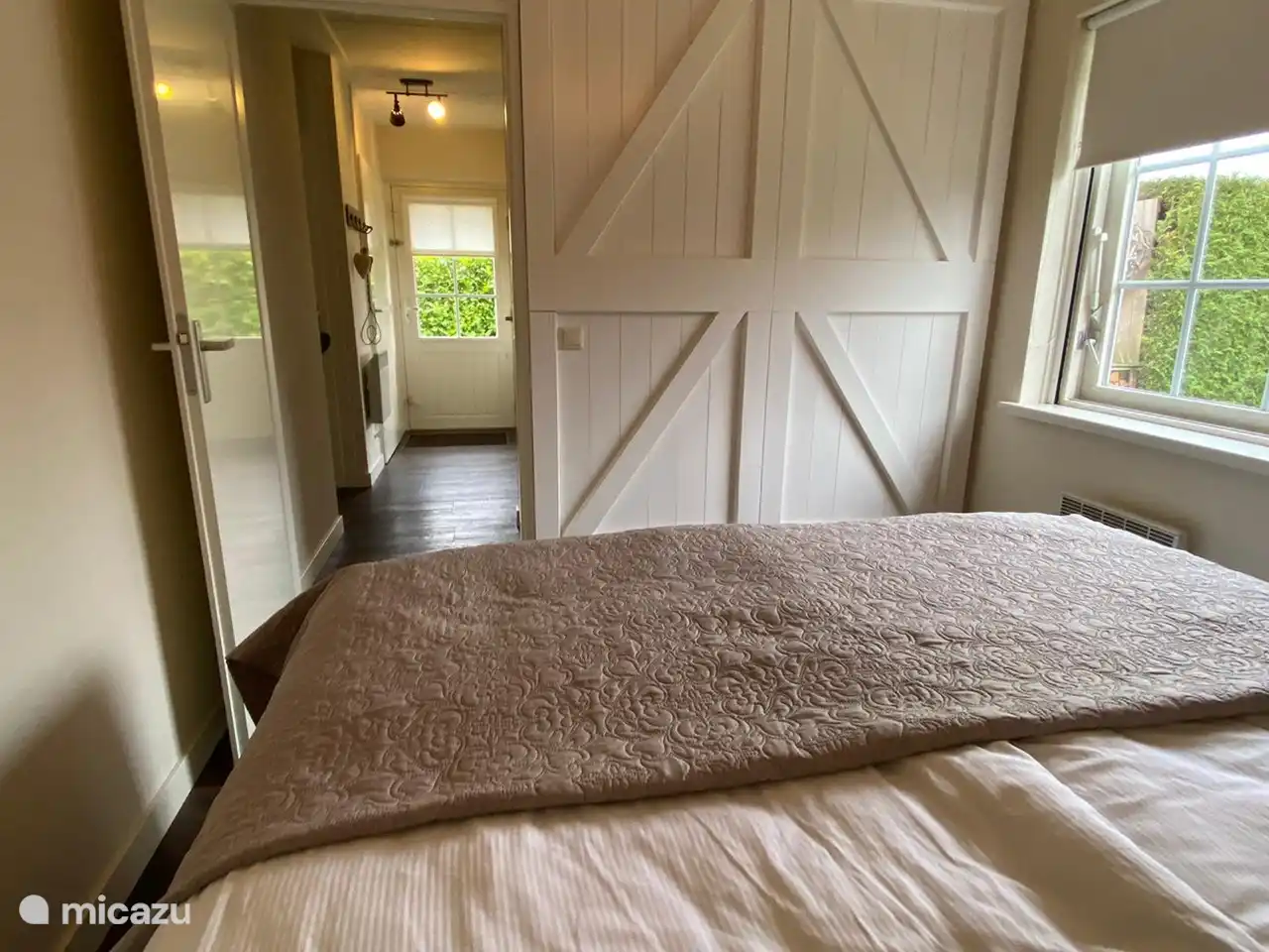 La casa tiene un dormitorio en la planta baja y una puerta de escalera en la planta superior. Por lo tanto, también es muy adecuado para personas que tienen dificultades para caminar, así como para familias con niños.