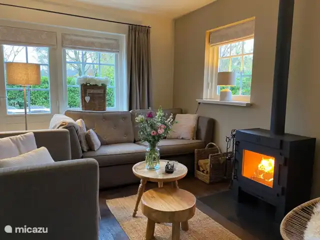 Lieve Lievelde en Países Bajos, Güeldres, Lievelde - casa vacacional El acogedor salón cuenta con calefacción eléctrica y una atractiva estufa de leña con uso libre de leña. Las puertas francesas dan acceso a la terraza, que se encuentra en el sur.