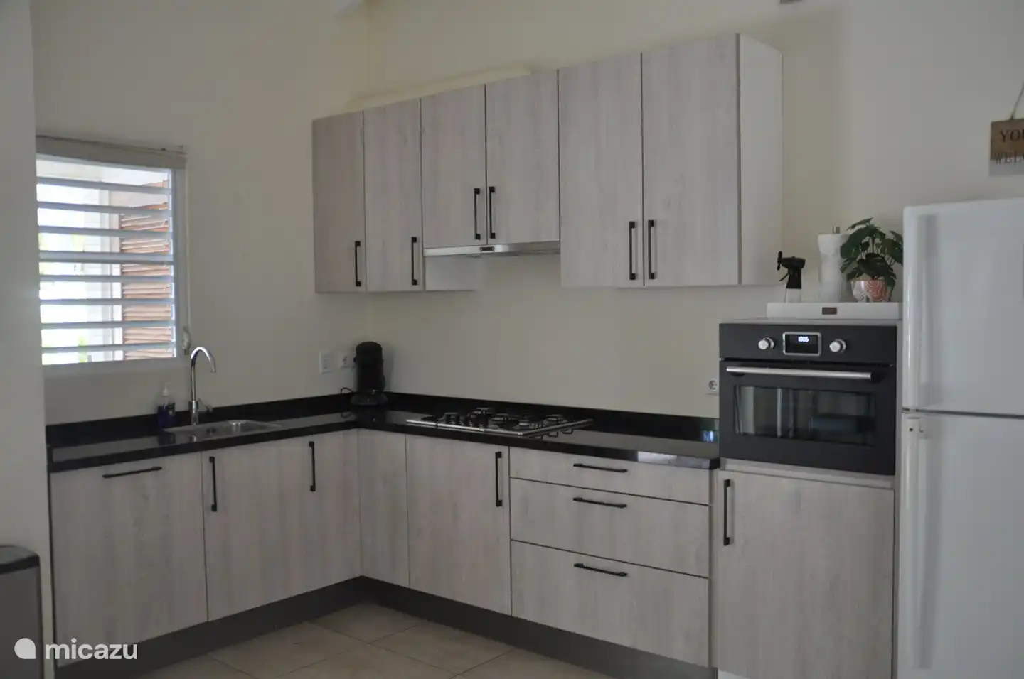 Beautiful extensive kitchen with built-in dishwasher and combi oven/microwave and American fridge/dirty combination with ice maker

