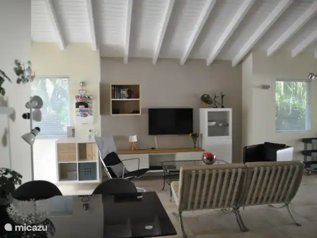 Location de Vacances Curaçao, Banda Ariba (est), Jan Thiel, villa - Kas di mi sono Coin salon avec télévision connectée et climatisation