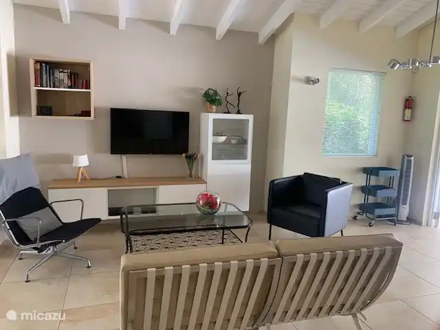 Location de Vacances Curaçao, Banda Ariba (est), Jan Thiel, villa - Kas di mi sono Coin salon avec télévision connectée et climatisation