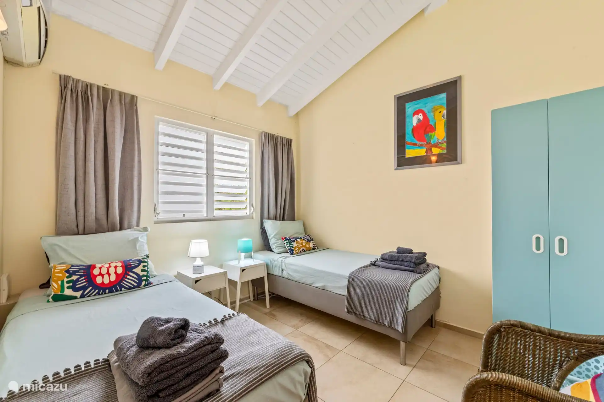 Bedroom 3 with two single beds and air conditioning