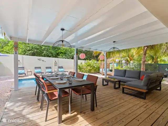 Location de Vacances Curaçao, Banda Ariba (est), Jan Thiel, villa - Kas di mi sono La terrasse de la piscine dispose d'1 canapé et d’un coin repas, tous deux pour 6 personnes