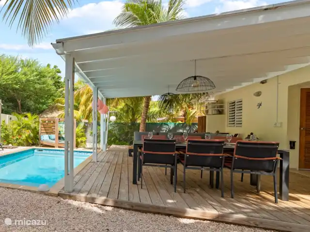 Location de Vacances Curaçao, Banda Ariba (est), Jan Thiel, villa - Kas di mi sono La terrasse de la piscine dispose d'1 canapé et d’un coin repas, tous deux pour 6 personnes