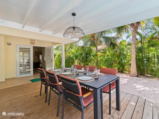Location de Vacances Curaçao, Banda Ariba (est), Jan Thiel, villa - Kas di mi sono La terrasse de la piscine dispose d’un coin repas pour 6 personnes