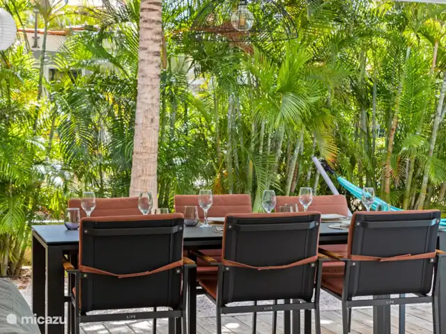 Location de Vacances Curaçao, Banda Ariba (est), Jan Thiel, villa - Kas di mi sono La terrasse de la piscine dispose d’un coin repas pour 6 personnes
