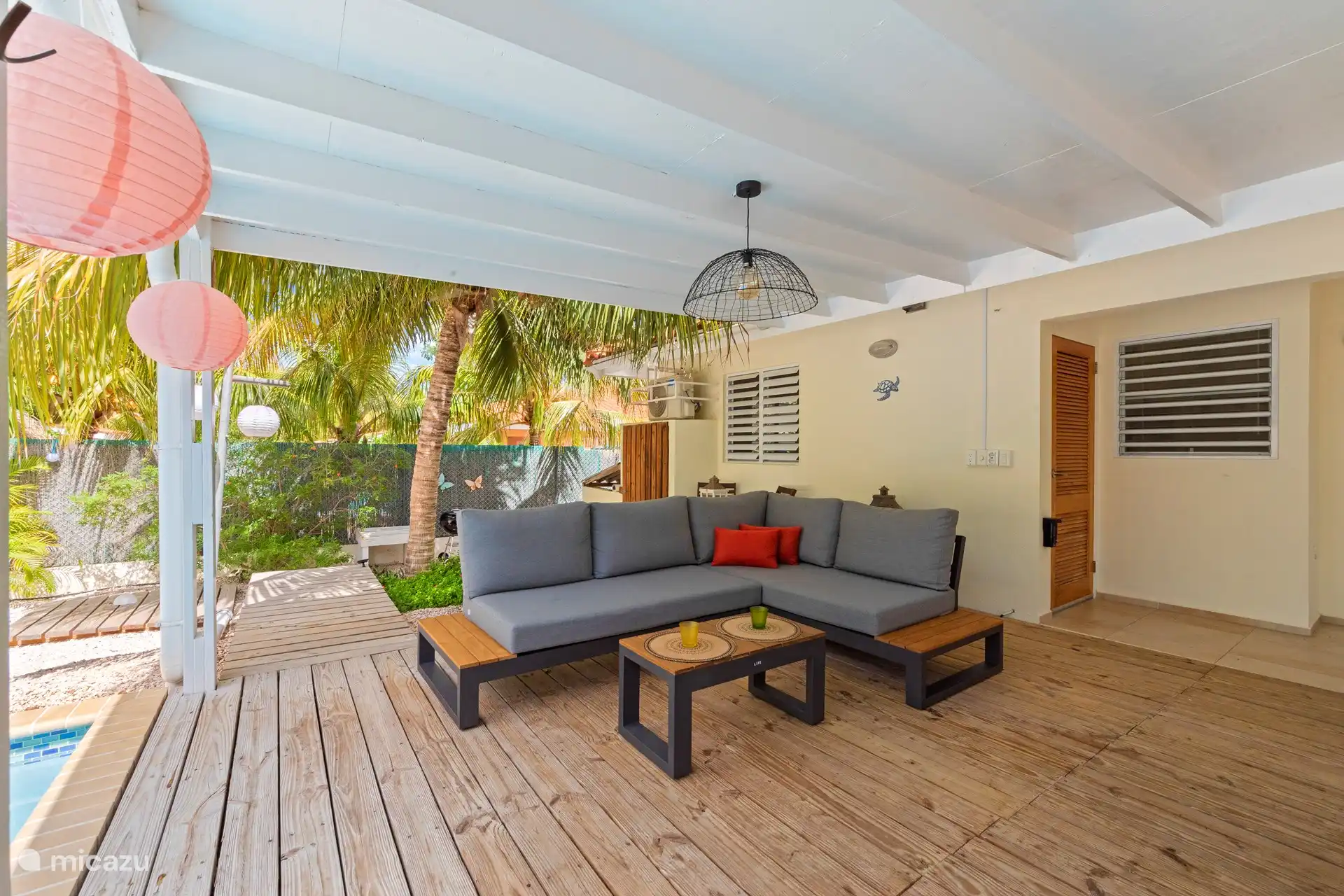The pool deck has 1 lounge sofa for 6 people