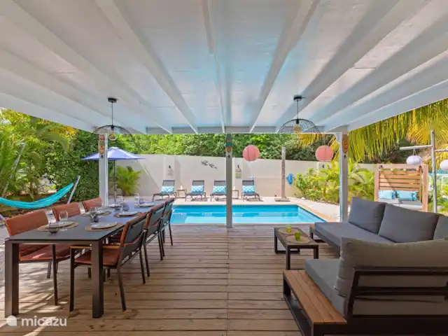 Location de Vacances Curaçao, Banda Ariba (est), Jan Thiel, villa - Kas di mi sono La terrasse de la piscine dispose d'1 canapé et d’un coin repas, tous deux pour 6 personnes