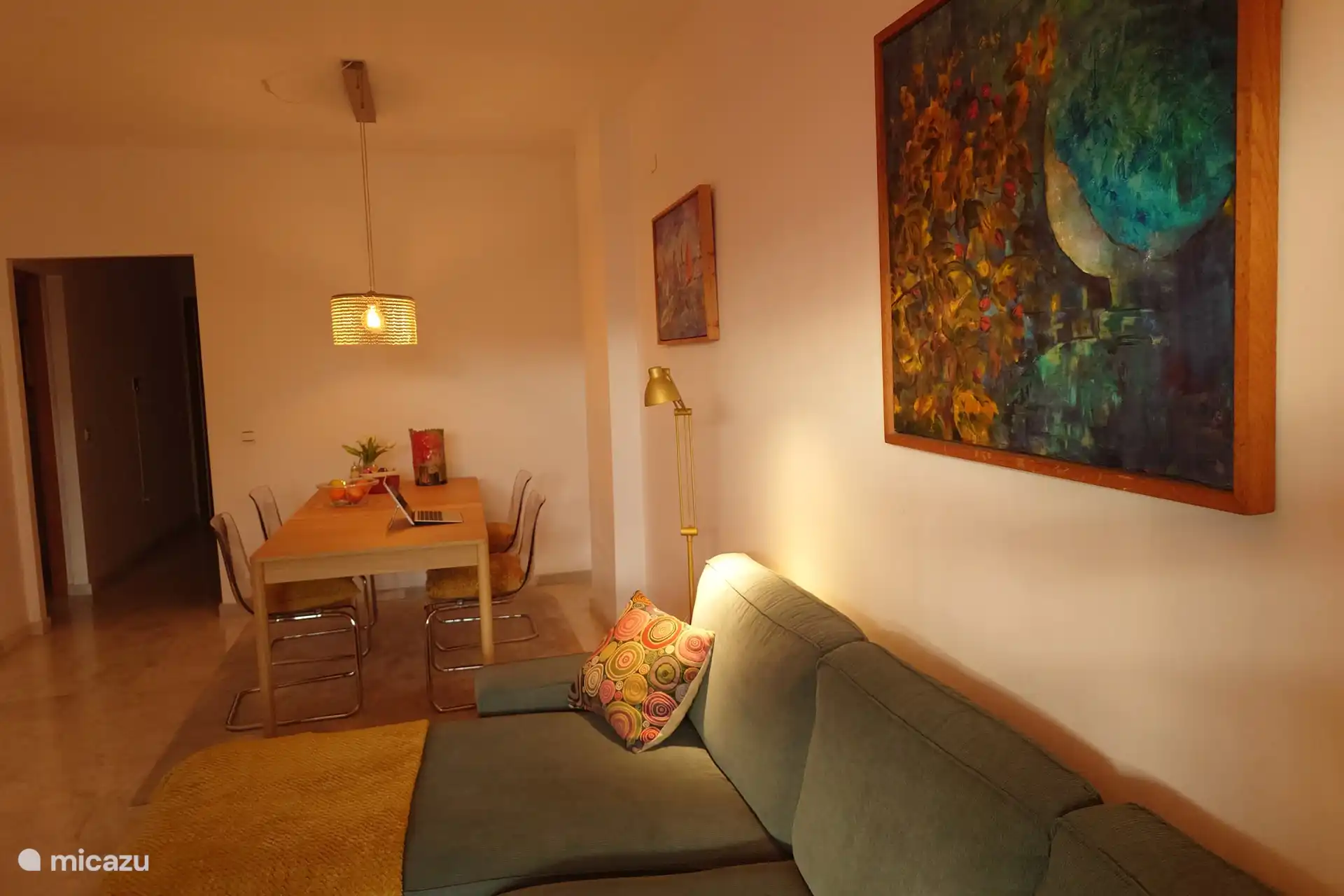 Huiskamer met grote eettafel