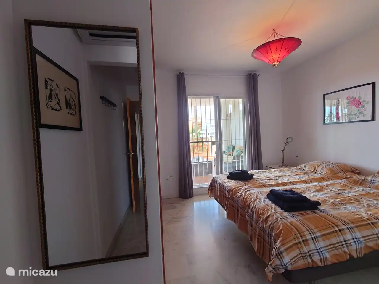 De slaapkamers voorzien van spiegels en kapstok