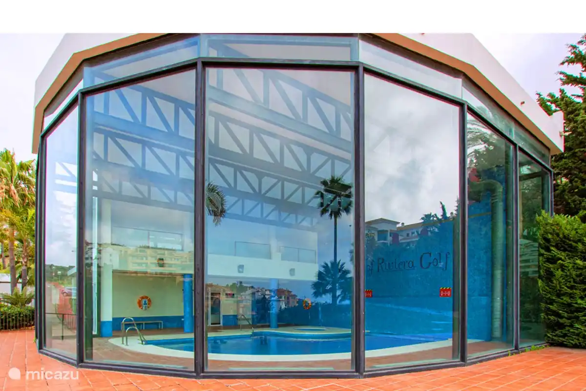 Het verwarmde binnenbad dat open is in de wintermaanden