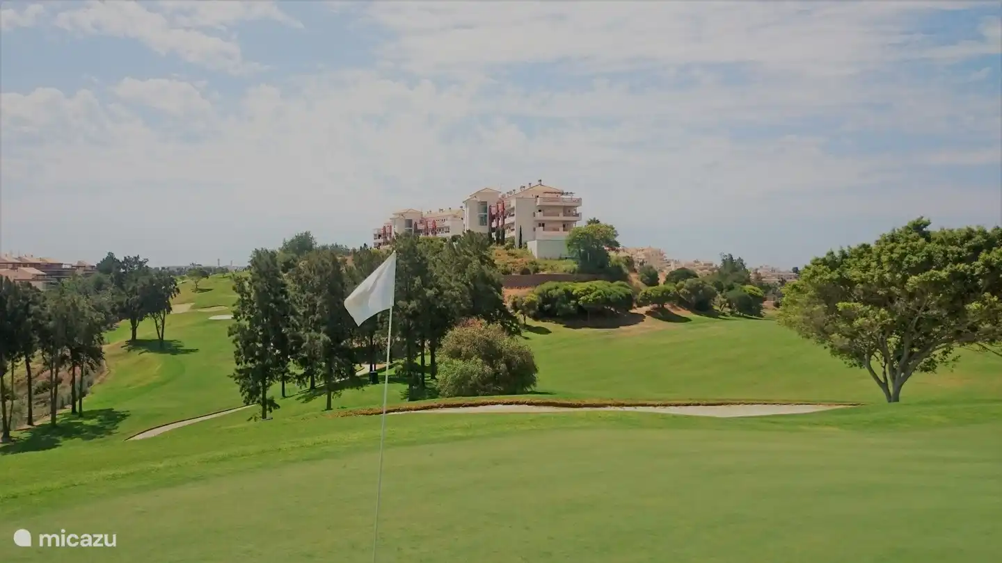 Golfbaan achter het complex Island Riviera 
