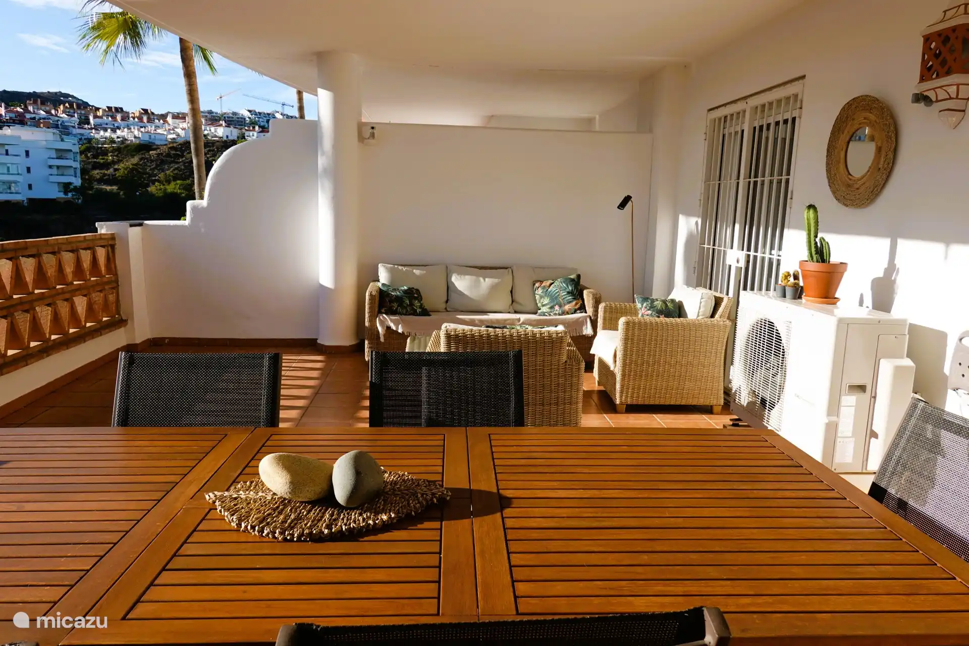 Gezellige terras met lounge zitje en leeslamp