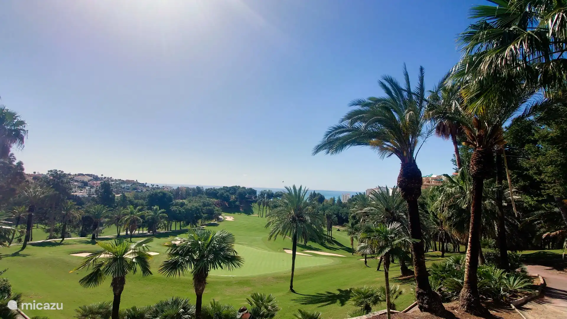 De miraflores golfbaan waaraan het complex op uit kijkt