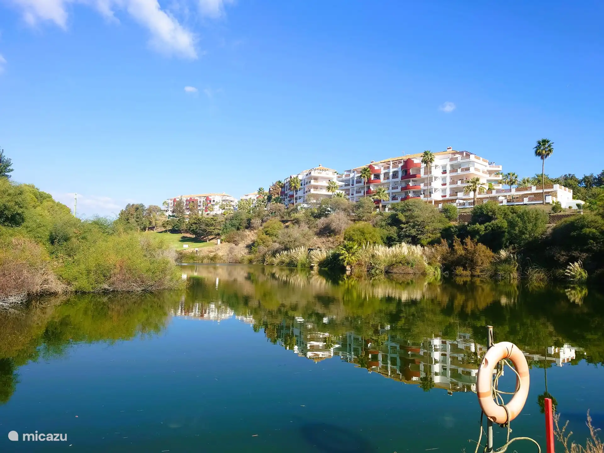 Uitzicht vanaf beneden op het appartment. Casanass zit in het achterste gebouw