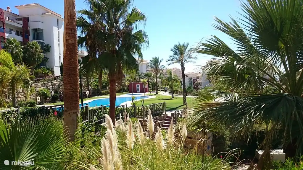 Groene prachtige onderhouden subtropische tuinen rondom het appartementen complex