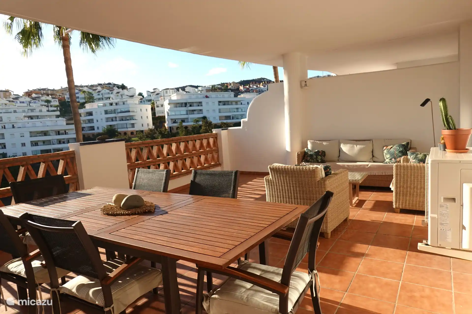 het 35m2 terras om heerlijk vrij te zitten