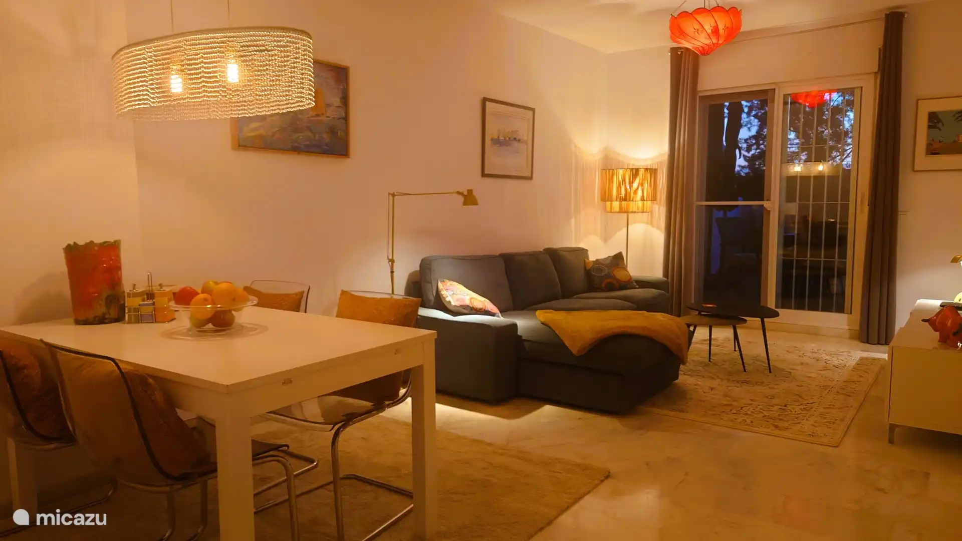 De gezellige huiskamer is eind 2024 weer gemoderniseerd met warmere kleuren en nieuwe kleden