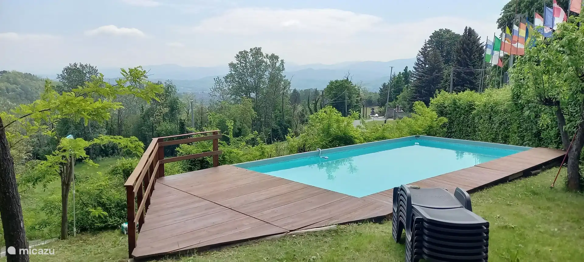 Schwimmbad mit Liegestühlen