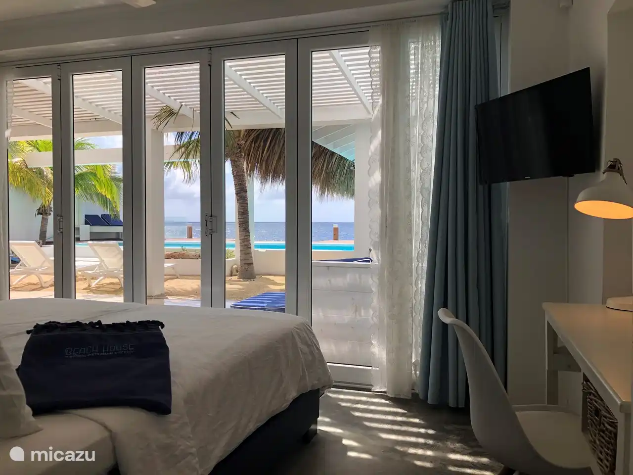 Master bedroom with en suite bathroom, walk in closet, Smart TV, desk, Sonos speakers and this view :)