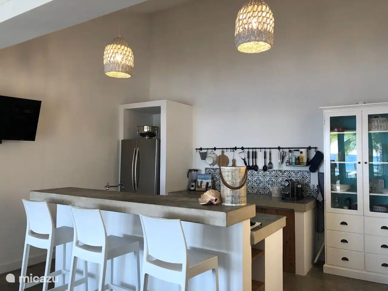 Spacious kitchen with American fridge, freezer, ice maker. Oven, 5-burner gas hob. Nespresso machine, smoothie blender, toaster. Washing machine + dryer. Kitchen towels, kitchen paper, pepper / salt / oil / tea are provided.